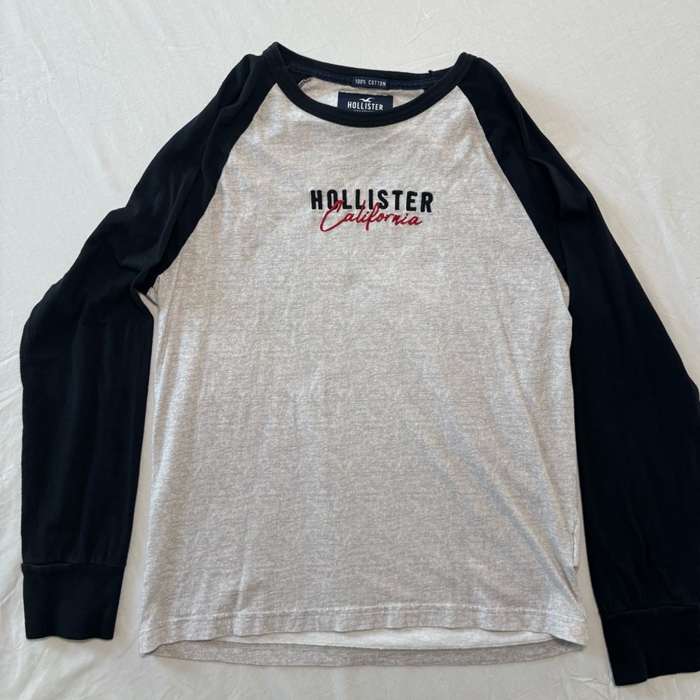 Hollister Gray and Black Graphic Tee